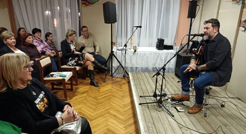 Mező Misi, a Magna Cum Laude frontembere Nagydorogon mesélt és énekelt