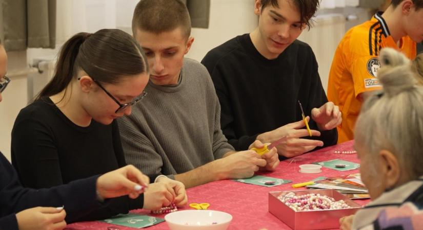 Több száz nő hal bele ebbe a betegségbe hazánkban: gyöngyfűzéssel hívták fel a figyelmet a megelőzésre Debrecenben