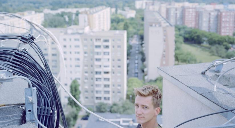 Hernád Géza panelvilága elutasítja a tökéletesség mítoszát