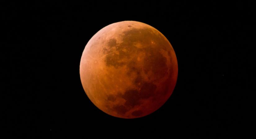 Gigantikus aszteroida csapódhat a Holdba: atombomba-erejű robbanás jöhet