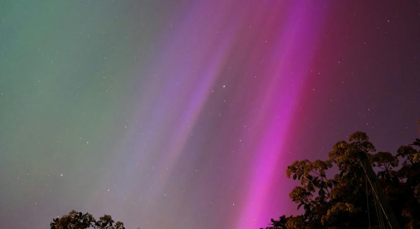 Fényoszlop burkolta rózsaszínes ragyogásba a Balatont – videó