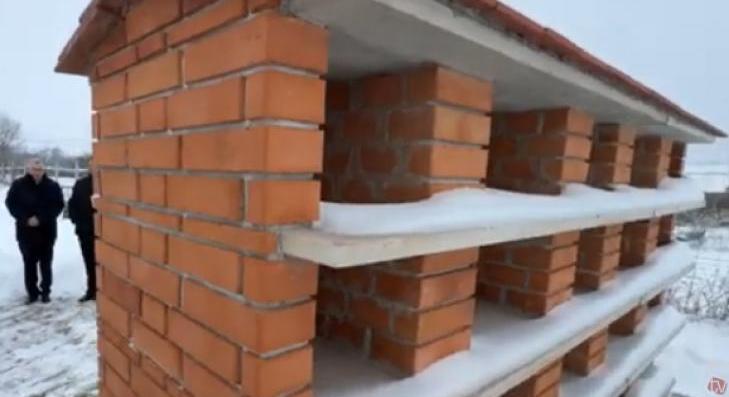 Urnafal épült Pélyen 