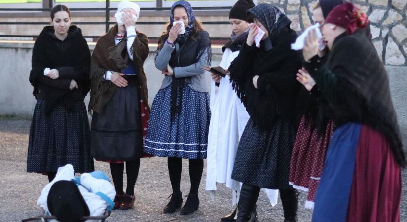 Tűzzel, tánccal, a legvidámabb siratással vár a különleges bakonyi felvonulás (képgaléria)