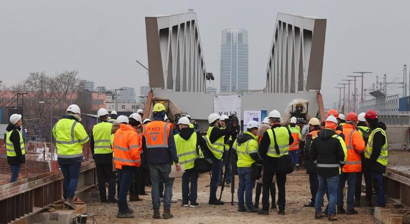 Képeken a Déli Körvasút újabb fejlesztése: újabb hidat toltak be a Gubacsi útnál
