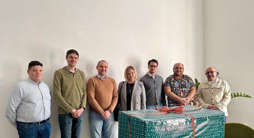 Hatalmas öröm érte a szekszárdi kórház gyermekosztályának betegeit – nézze meg a videót!