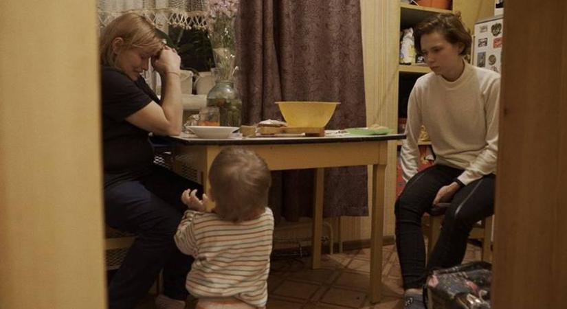 Te mit áldoznál fel, hogy boldog életet biztosíts a kishúgodnak? Kemény gyomrost ad az Összeolvadva című dokumentumfilm