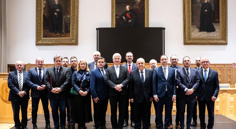 A KDNP kiáll Rétvári Bence mellett!