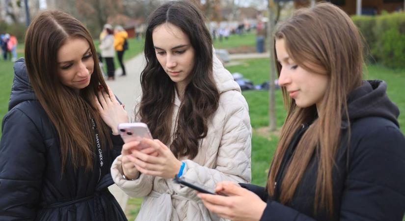 Az iskolában mégse tilos a telefon? A diákok nem törődnek a szabállyal