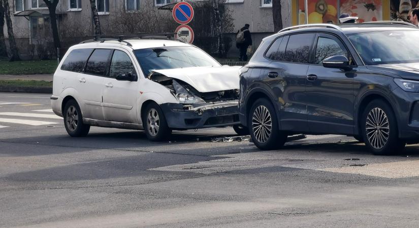 Ráfutásos baleset Győrben – jelentős anyagi kár