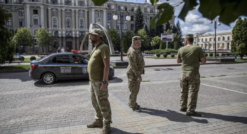 Kényszersorozás Ukrajnában: kisbusszal hurcoltak el egy férfit Csernyivci megyében – videó