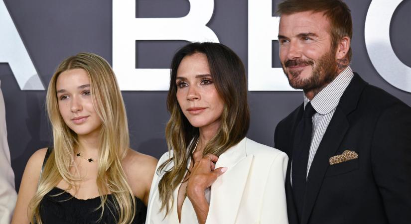 A 14 éves Harper Beckham már most olyan stílusos, mint édesanyja – ujja köré csavarta a fotósokat a párizsi divathéten