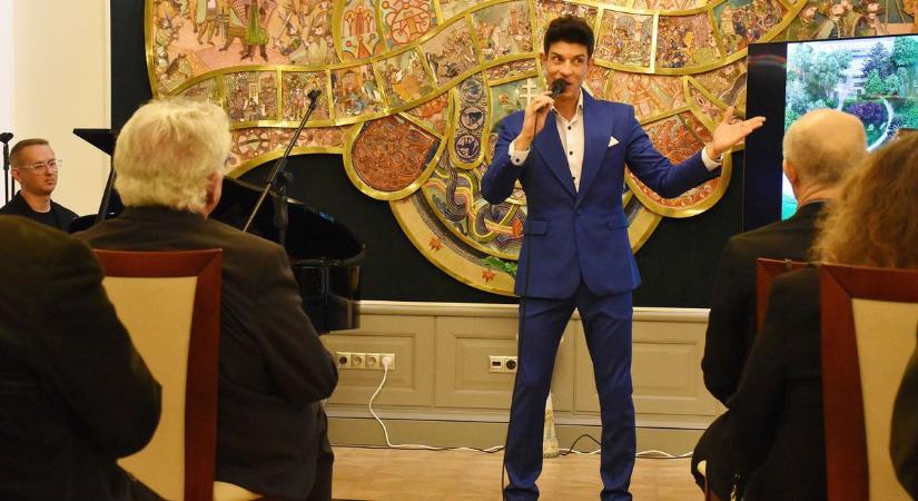 Azért vannak a jó barátok – így tette felejthetetlenné Mujahid Zoltán a könyvbemutatót Jászfényszarun