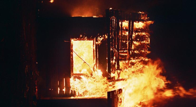 Lángokban áll a luxus-síparadicsom, százakat kellett kimenekíteni