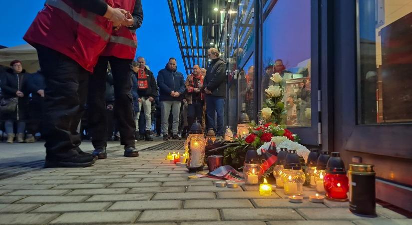 Gyertyák lepték el a kosárcsarnokot - gyászolnak az oroszlánok