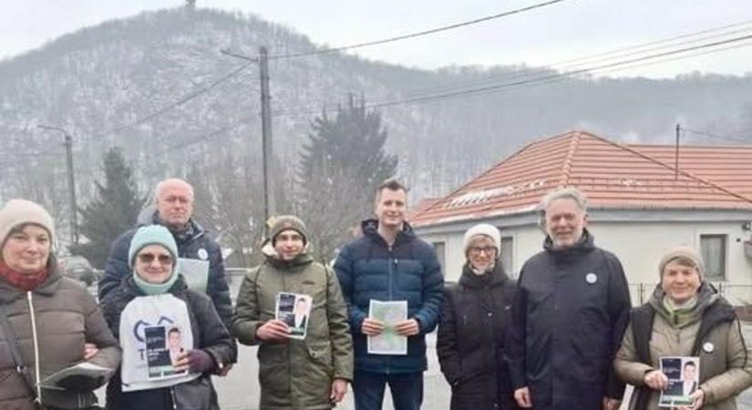 Szarvaskőben fotózkodott a Tisza jelöltje, de a helyiek kiszúrták, hogy valami nem stimmel a képen