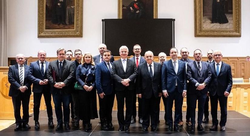 A KDNP tolnai politikusai is kiállnak Rétvári Bence mellett