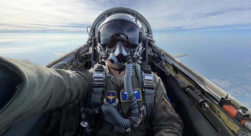Kemény kiképzés, extrém terhelés, hosszú évek – ilyen út vezet a kecskeméti Gripenek pilótafülkéjéig – videóval