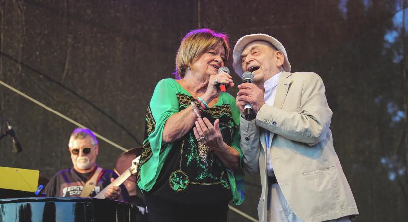 Fekete zászló és üres utcák: Voith Ági halála megrendítette a várost