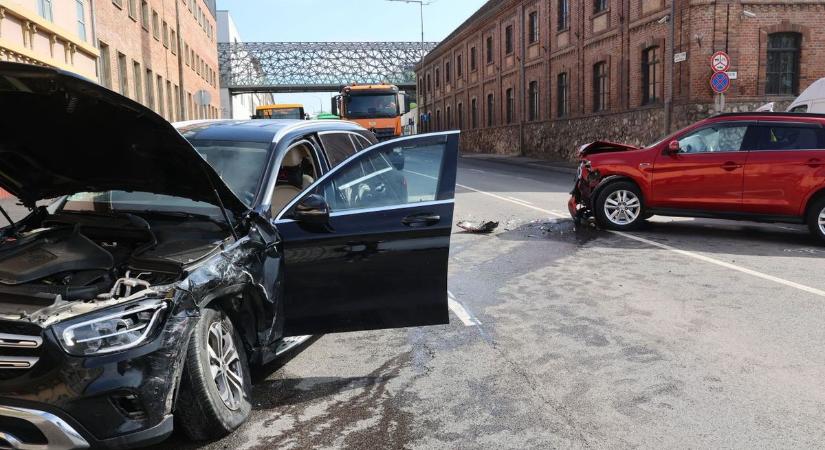 Keresztbe áll egy autó a Zsolnay Vilmos úton, nagy dugóval kell számolni!