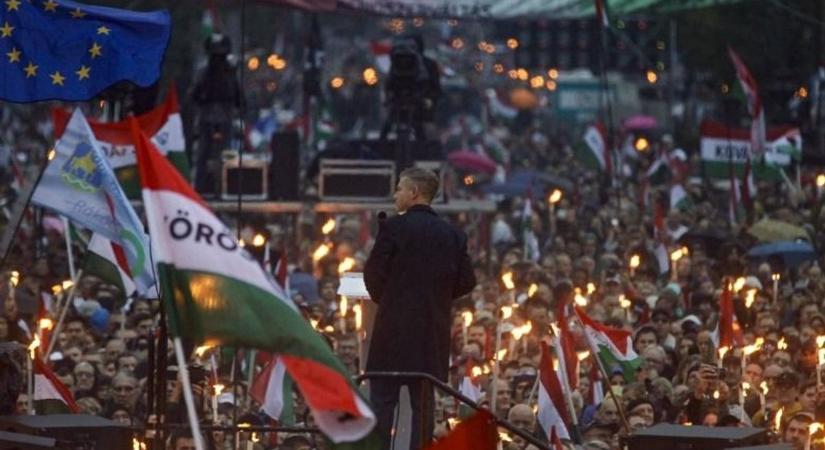 Bizonyos Csercsa Balázs felmondja a propagandát, mint saját tapasztalatot, Orbán Viktor maga siet megosztani az „interjút”