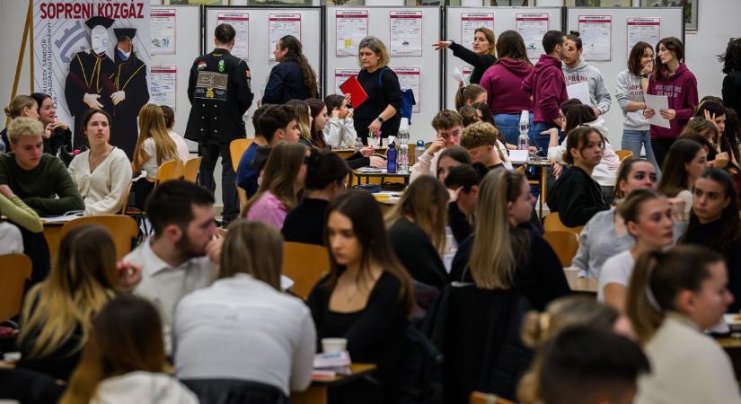 Egyetemfoglaló - Középiskolások vetélkedtek a Soproni Egyetemen - fotók