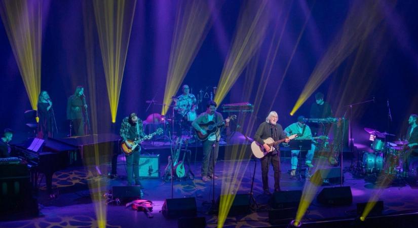 Új arcát mutatta meg a Pénzes Máté és a Zseb (aranyban és kékben)