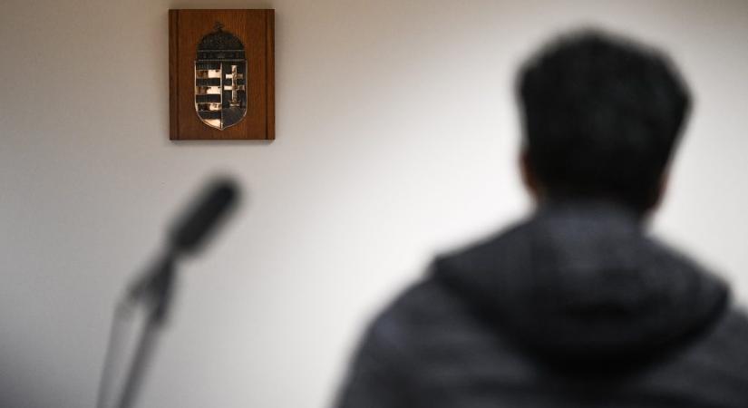 Legyenek szívesek segíteni, mert itt van egy kisgyerek a kocsiban. Szerintem a nő már nem él – kétéves fia előtt mészárolta le Esztert A. Mohamed