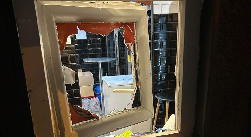 Szűk ablakon rabolták ki a ceglédi pékséget, ilyen kis résen át még nem vittek el kasszát