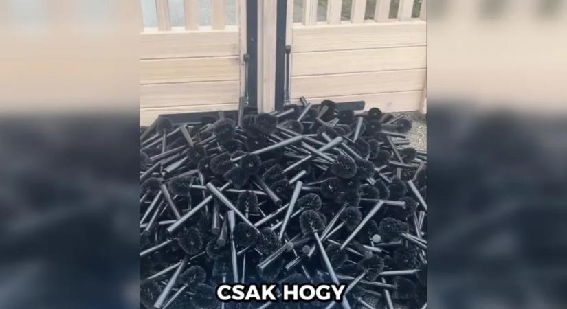 Több száz WC-kefét borított a batidai kastély elé Fekete-Győr András és Lőcsei Lajos