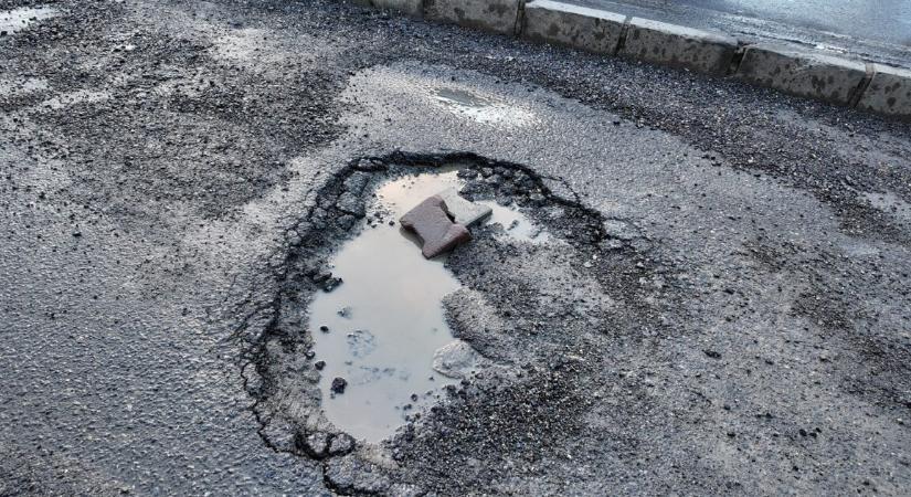 Egészen elképesztő mennyiségű kár érte Budapest úthálózatát az extrém hidegben