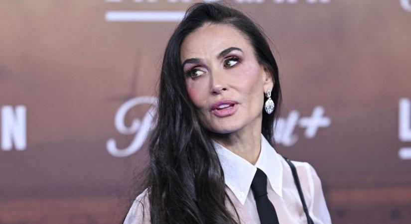 A 63 éves Demi Moore kortalan külsejét csodálhatták Victoria Beckham párizsi díjátadóján
