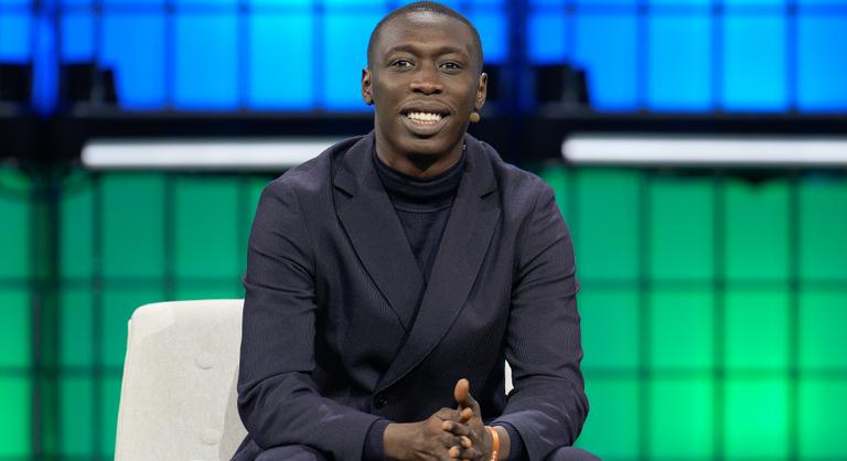 Khaby Lame sikertörténete folytatódik, a TikTok-sztár csaknem egymilliárd dollárért adta el a cégét