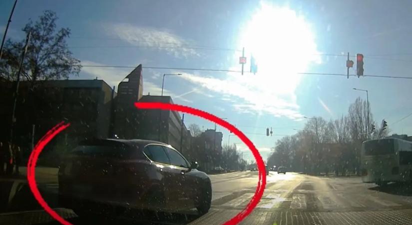 Rendőr csajok akcióban, esélye sem volt a bűnözőnek – videó