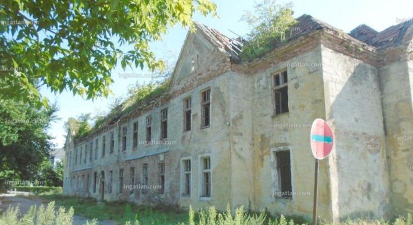 Fillérekért eladó a Monarchia katonai múltja, romos laktanya épülete vár megmentőre ( galéria)