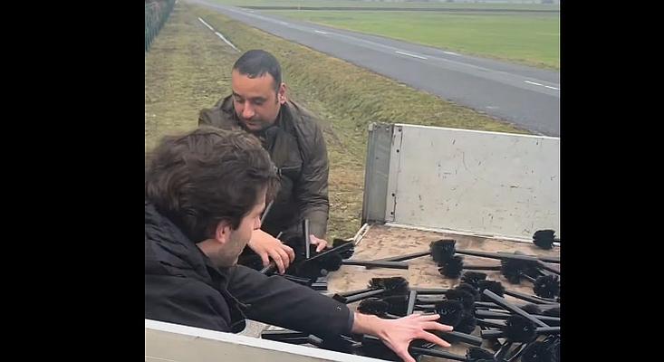 WC-keféket vittek a batidai vadászkastélyhoz