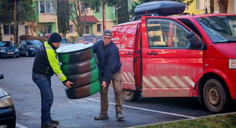 Új életet kaptak a kopott gumiabroncsok: macskalakok születtek belőlük Kézdivásárhelyen