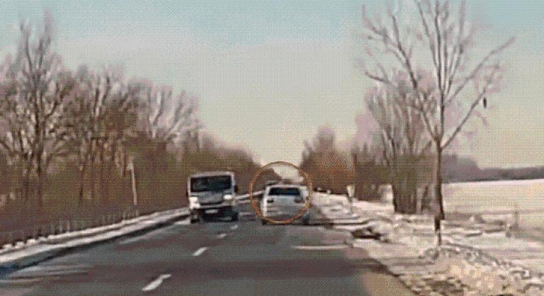 Egy létra esett le egy autóról, hajszálon múlott a baleset