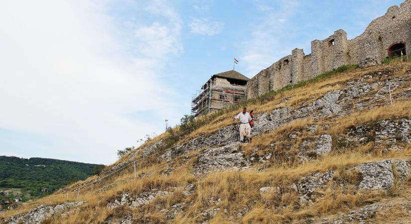 Repülj a múltba: elképesztő rekonstrukció készült a legendás magyar vár korszakaiból