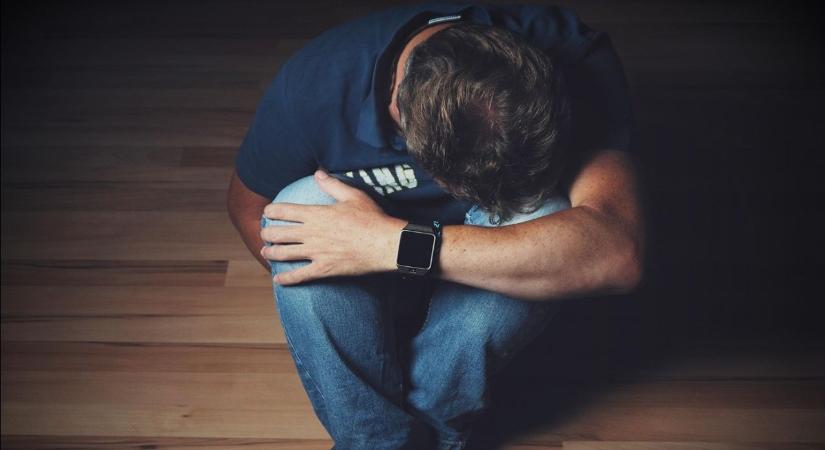 Gyilkossággal vádolnak egy anyát, miután a lánya holtan találta 4 éves öccsét