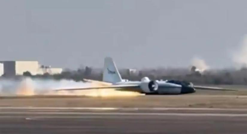 Lángolva, a hasán landolt két fővel a NASA repülő laborja!