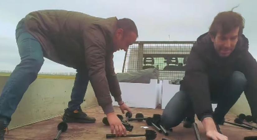 Több száz vécékefét vittek a batidai kastélyhoz Fekete-Győrék