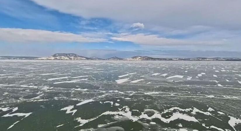 Lenyűgöző fotó az űrből, így néz ki a befagyott Balaton türkizkék jéggel