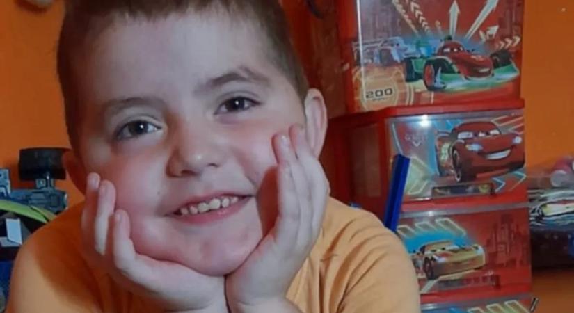 „Soha nem adjuk fel, mindent megteszünk a gyermekünk egészségéért” – három hetes intenzív génterápia vár a Duchenne-szindrómás Tomikára