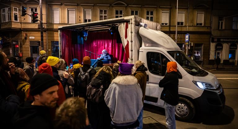 Hétórás film készült a Krasznahorkai László tiszteletére indult NobelMobil útjáról