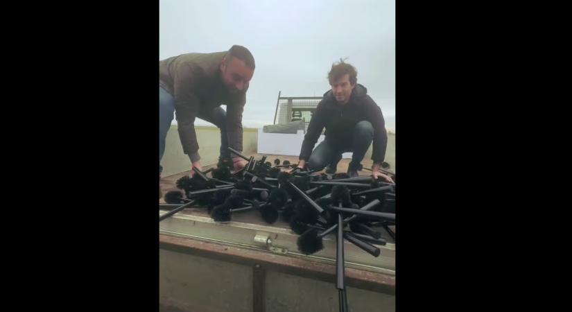 Vécékeféket vitt Lázár batidai kastélyához a Momentum