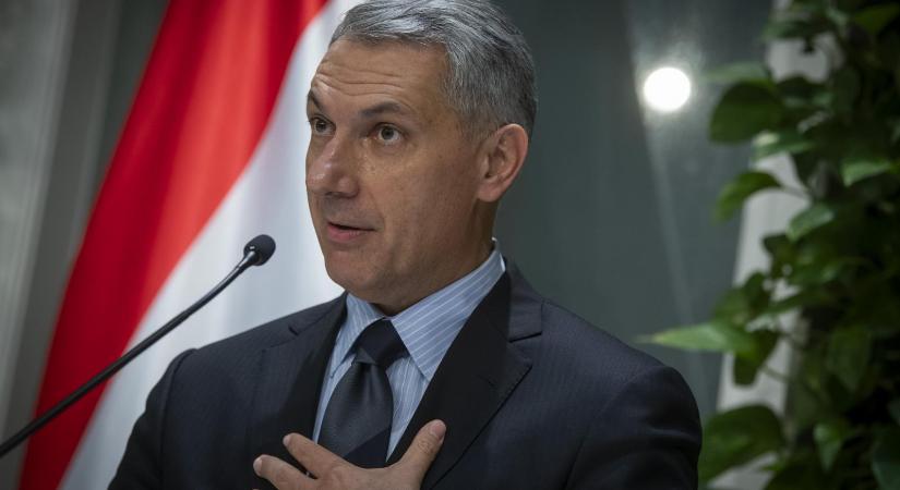 Több száz vécékefét borított Lázár János batidai kastélya elé Fekete-Győr András és Lőcsei Lajos