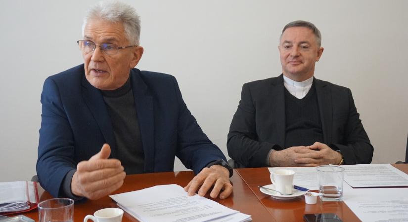 Lassan rendeződik a komáromi „temetőügy“ – az egyház jogi úton próbál elégtételt venni