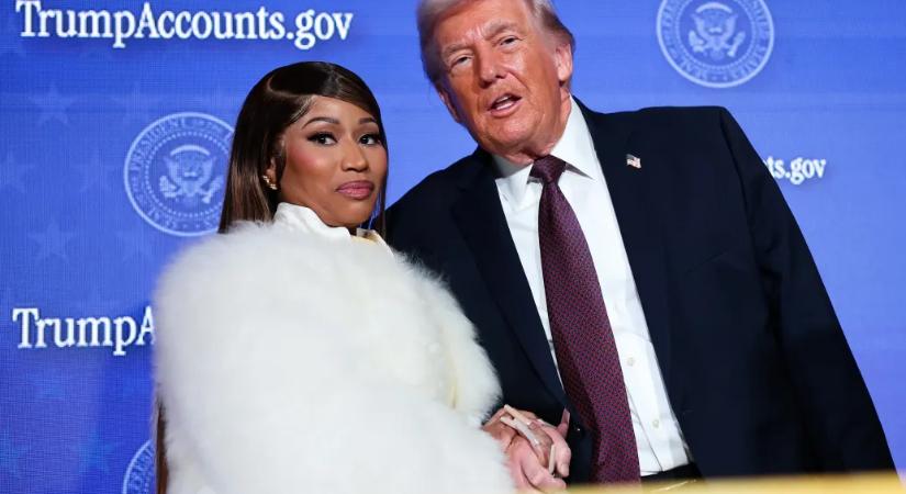 Donald Trump kézen fogva kísérte a mikrofonhoz a Trump-számlákat több mint 100 ezer dollárral támogató Nicki Minaj-t