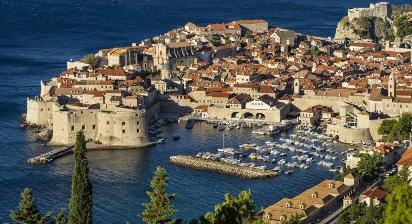 Ezrével hagyják ott a magyar turisták Horvátországot, a Wizz Air lehet a megmentő: közvetlen járatot indít Budapestről az Adria partjára