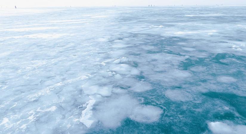 Elképesztő rohanás a jégen: Csipi hosszában futotta át a befagyott Balatont